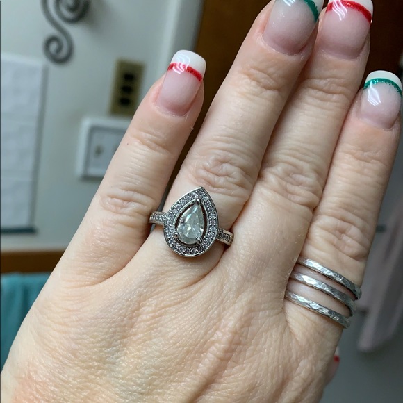 Jewelry - 2.60 ct pear shaped off white Moissanite